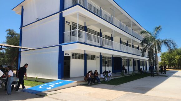 Empezaron en aulas prestadas; hoy Rocha Moya inauguró Escuela de Medicina de la UAS en Guasave