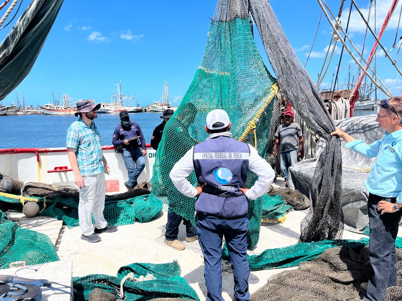 Estados Unidos inspecciona redes de captura de camarón en México