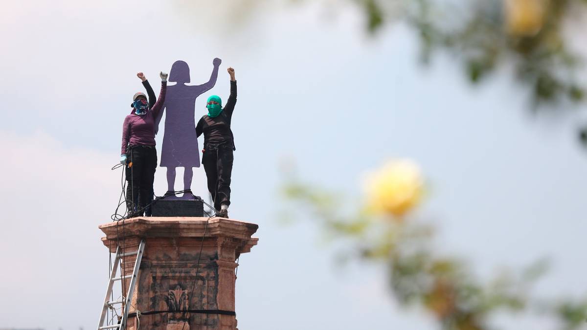 estatua en honor a las mujeres que luchan
