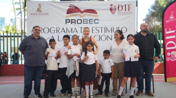Entregan en Mazatlán, Sinaloa apoyos Probec a alumnos de la zona urbana; recibieron 600 pesos