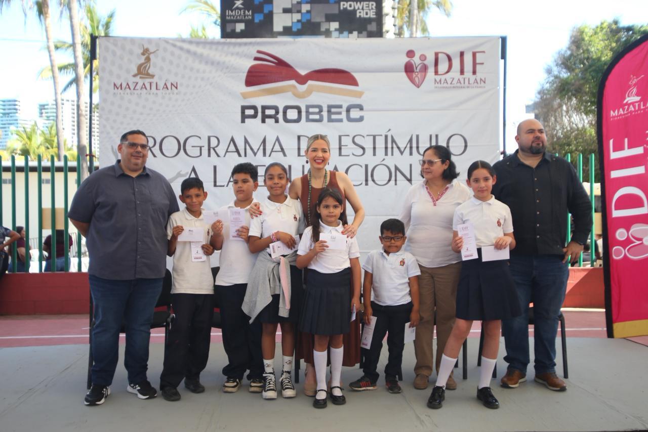 Entregan en Mazatlán, Sinaloa apoyos Probec a alumnos de la zona urbana