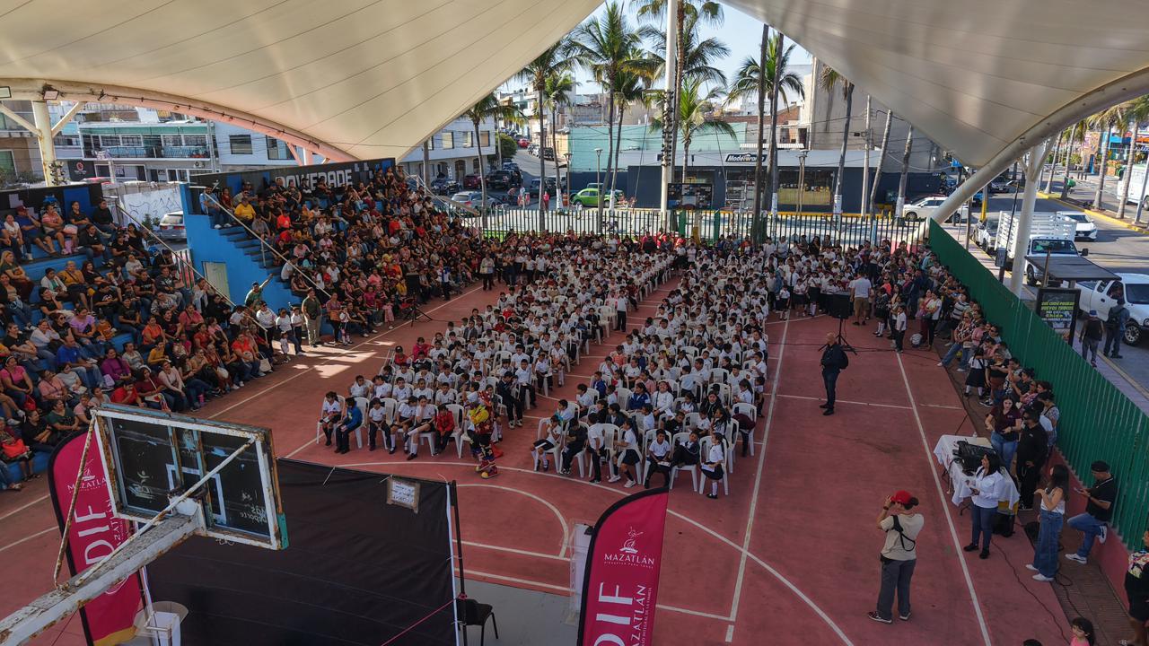 Entregan en Mazatlán, Sinaloa apoyos Probec a alumnos de la zona urbana