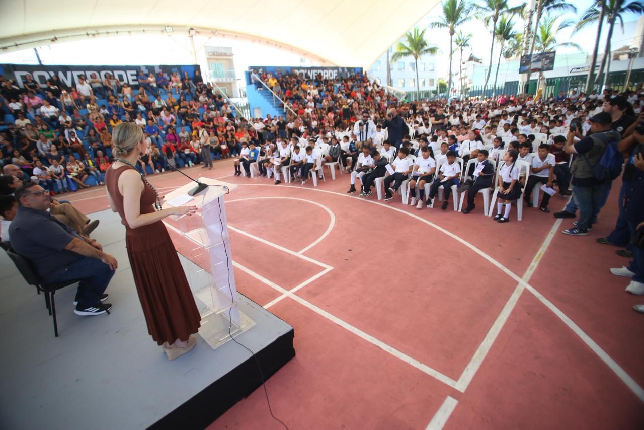 Entregan en Mazatlán, Sinaloa apoyos Probec a alumnos de la zona urbana