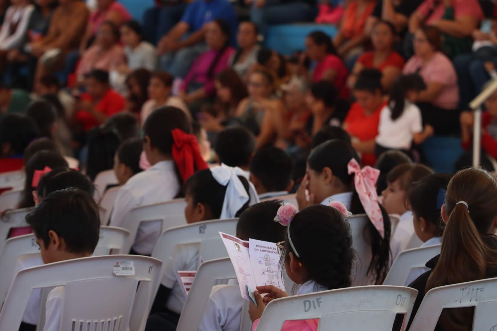 Entregan en Mazatlán, Sinaloa apoyos Probec a alumnos de la zona urbana