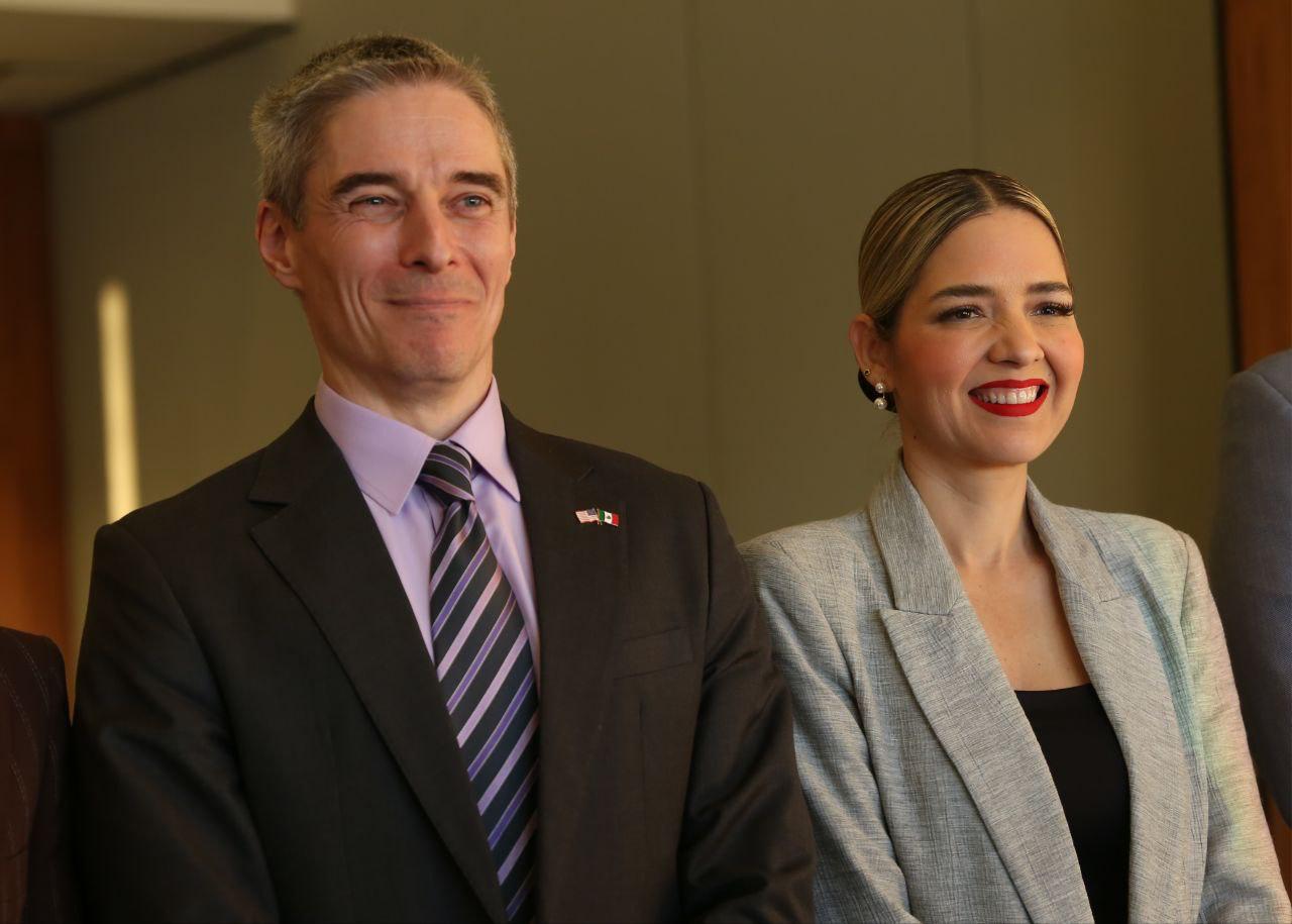 Drew Hoster y Estrella Palacios