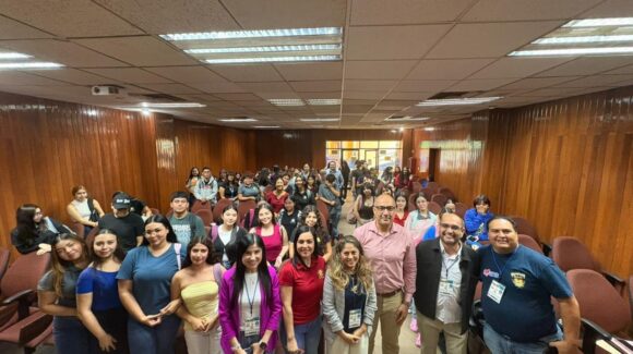 Gobierno de Mazatlán impulsa el emprendimiento juvenil con conferencia sobre plan de negocios