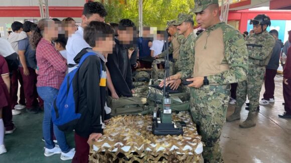 Marina acerca la paz a las aulas; estudiantes de secundaria en Mazatlán, Sinaloa conocen de cerca de la Armada de México