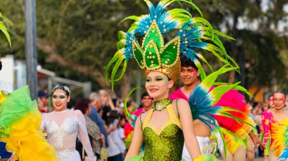 Parque Central de Mazatlán, Sinaloa, se pinta de algarabía y fiesta con la exposición “Recordando el Carnaval”