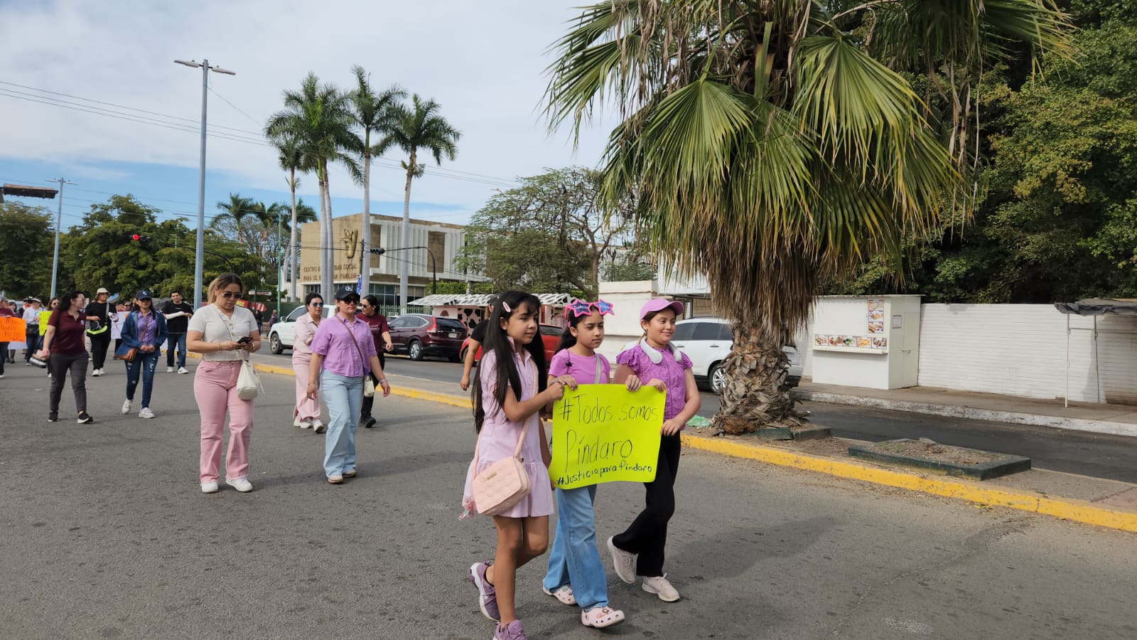 Familia de Píndaro en la marcha del 8M en Guasave, Sin.