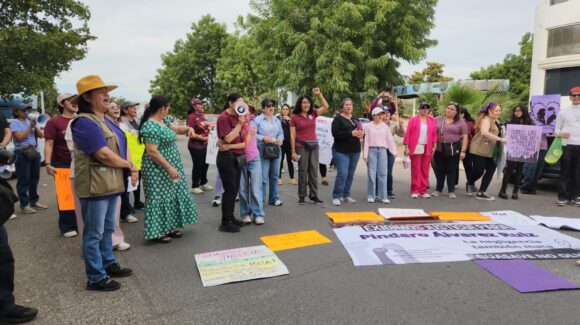 ¡Una niña perdió a su padre y una esposa perdió a su esposo! Caso de Píndaro Álvarez resuena en marcha del 8M en Guasave