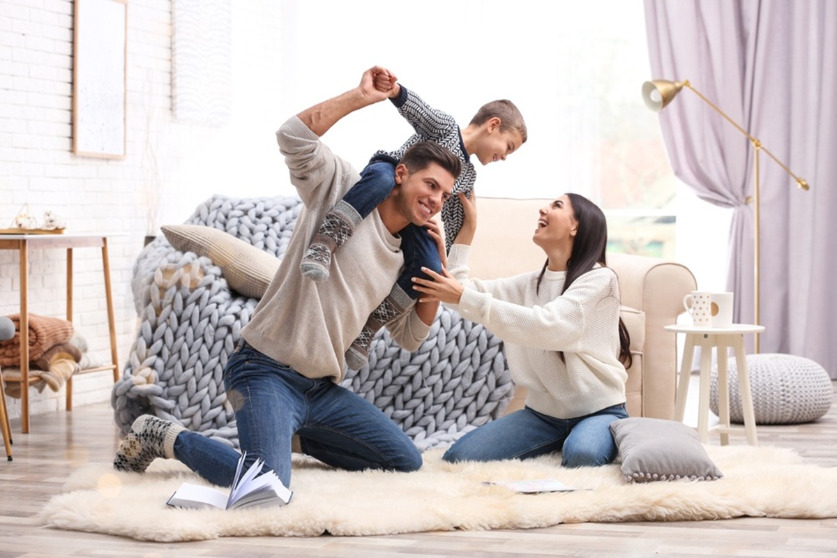 Familia jugando en casa en Semana Santa