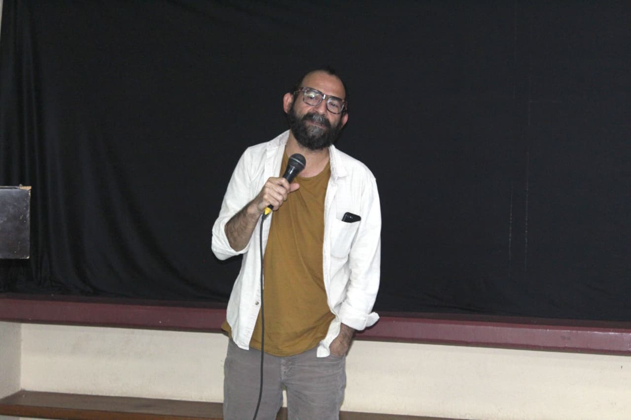 Fernando Brito durante conferencia en la UAdeO Guasave