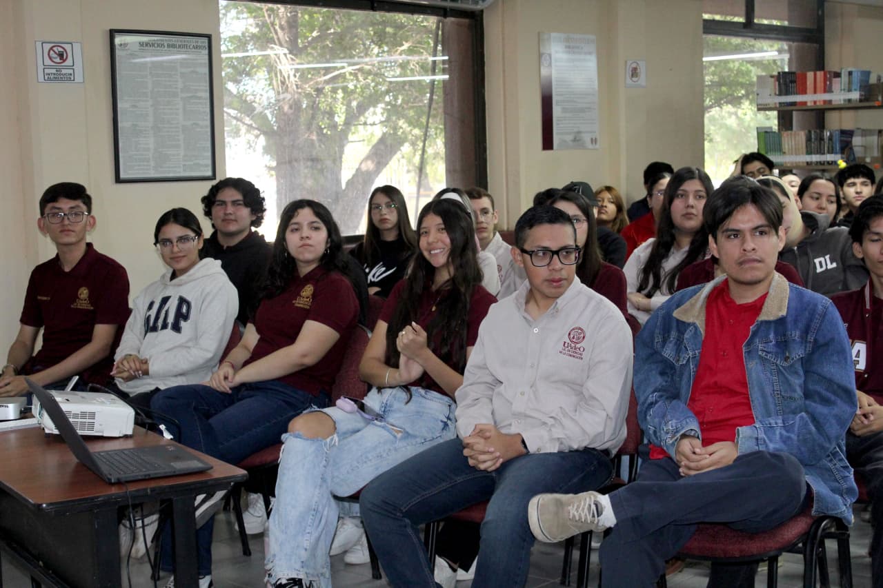 Fernando Brito durante conferencia en la UAdeO Guasave