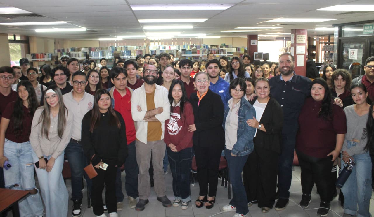 Fernando Brito durante conferencia en la UAdeO Guasave