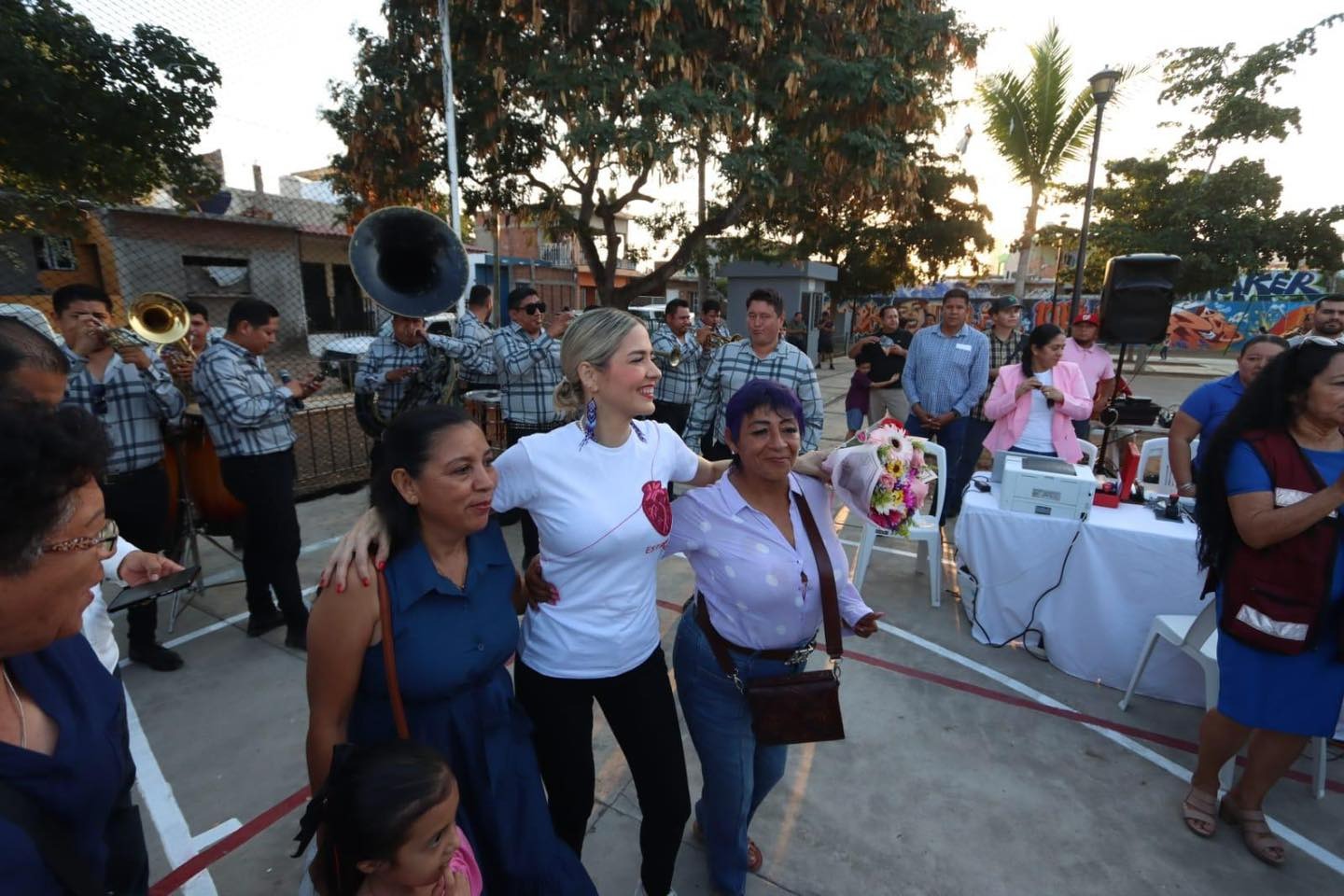 Festejo de Estrella Palacios en jornada de "Contigo Mazatlán"