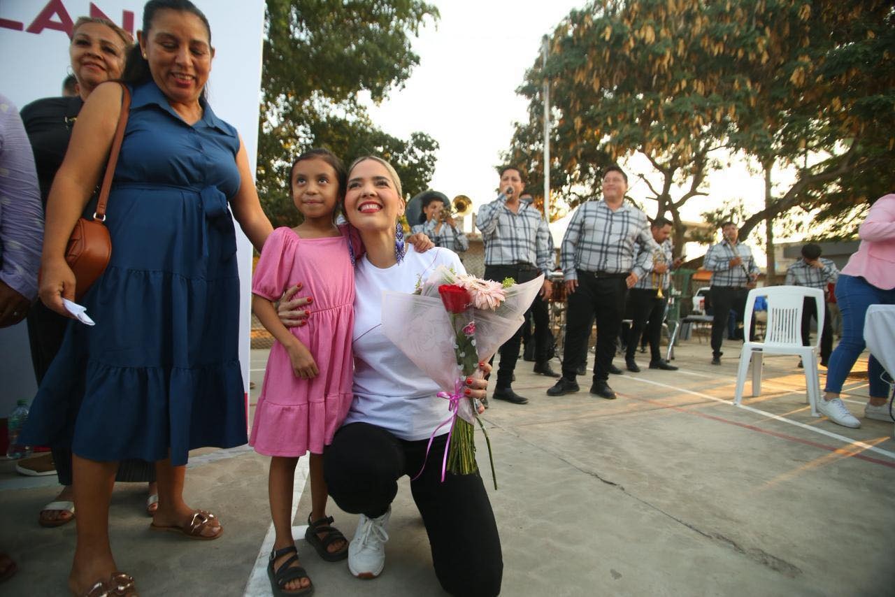 Festejo de Estrella Palacios en jornada de "Contigo Mazatlán"