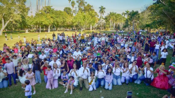Alcalde Antonio Menéndez y DIF festejan el día con familias ahomenses