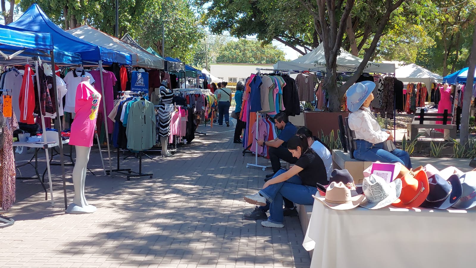 Festival de Liquidaciones realizado en la plazuela municipal Pedro Infante en Guamúchil