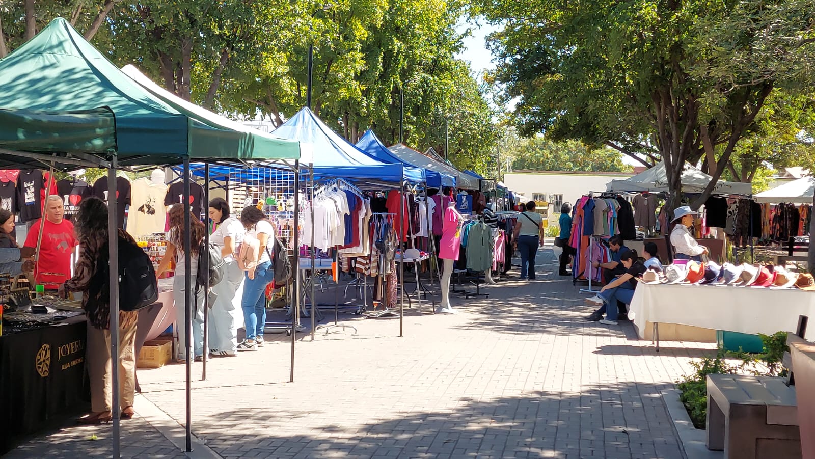 Festival de Liquidaciones realizado en la plazuela municipal Pedro Infante en Guamúchil