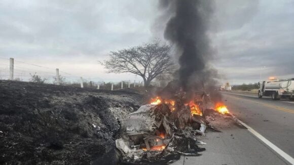 Chocan y se incendian tráileres sobre la autopista El Rosario–Mazatlán, dejando cuantiosos daños materiales