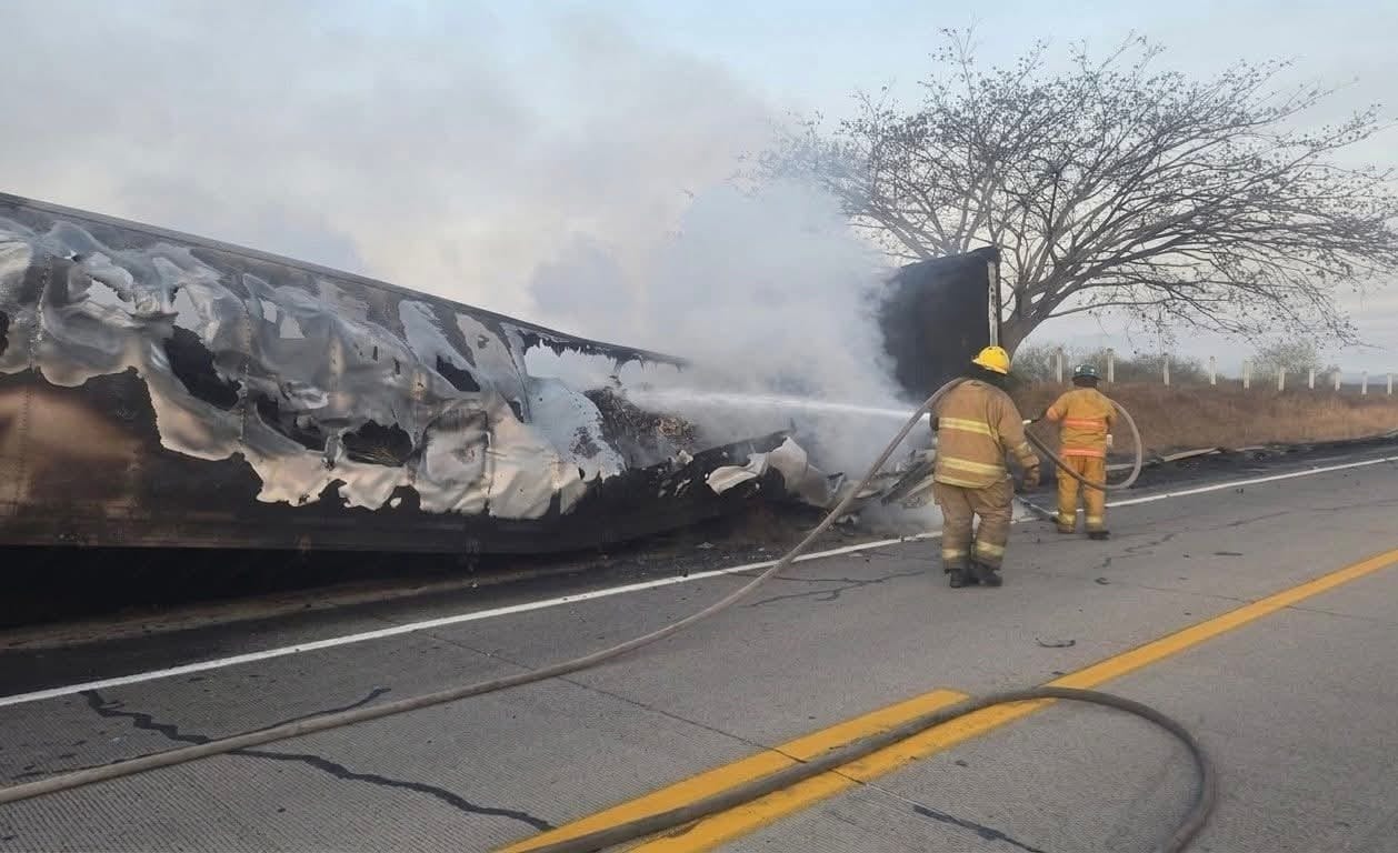 un fuerte choque de traileres en mazatlan deja una unidad siniestrada