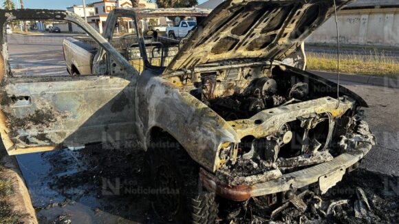 Voraz incendio arrasa con una camioneta en el fraccionamiento Urbi del Bosque de Los Mochis, Sinaloa