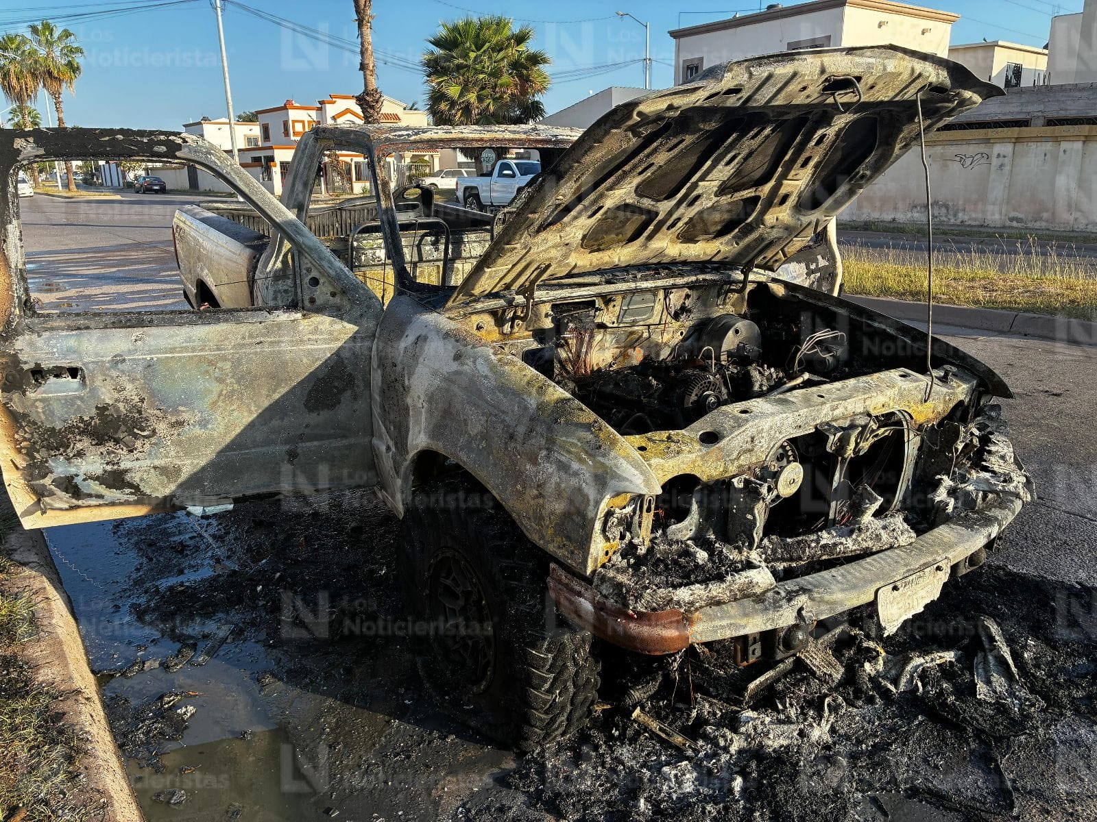 fuerte incendio consume camioneta en los mochis sinaloa