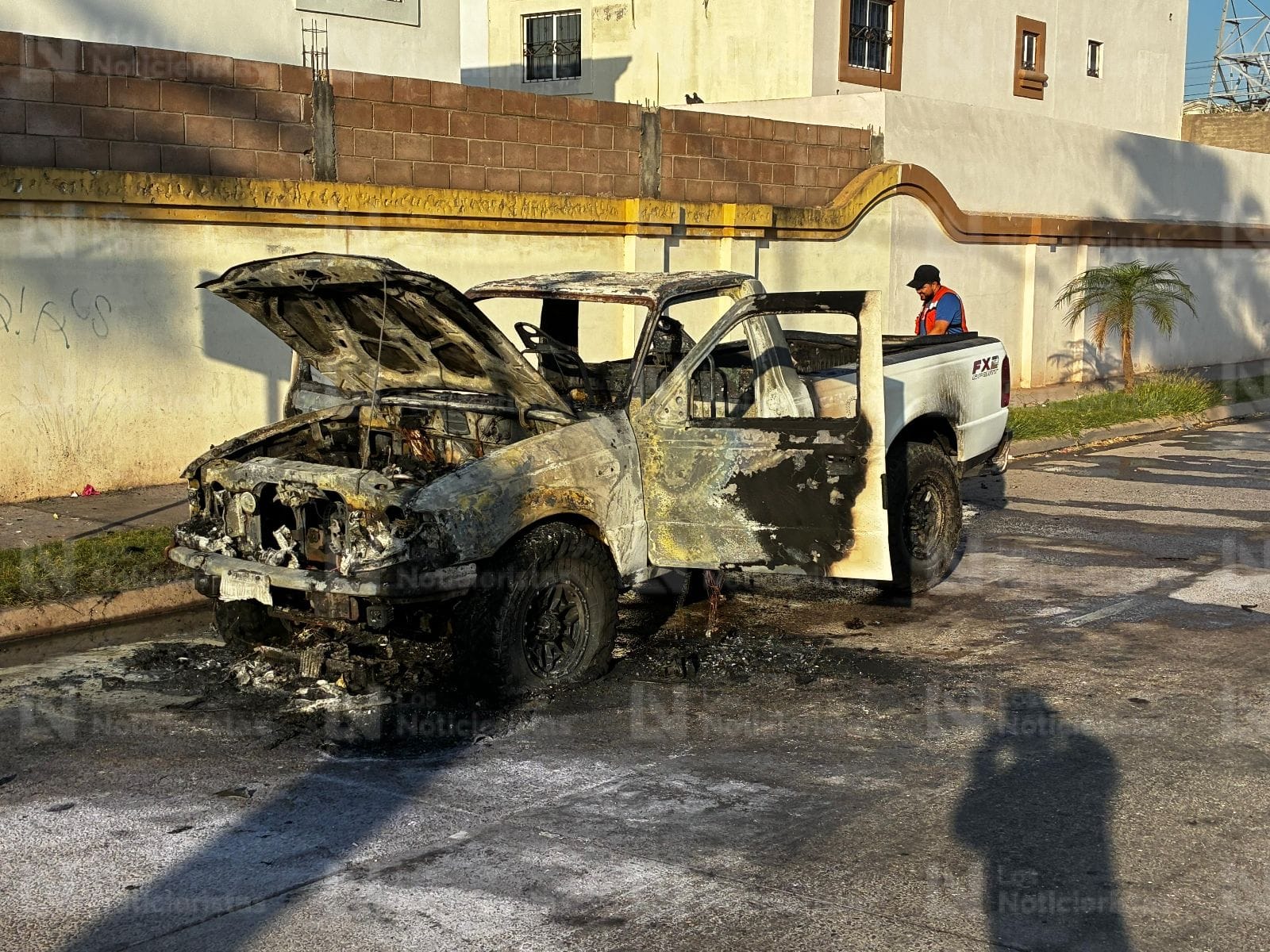 un fuerte incendio consume camioneta en los mochis