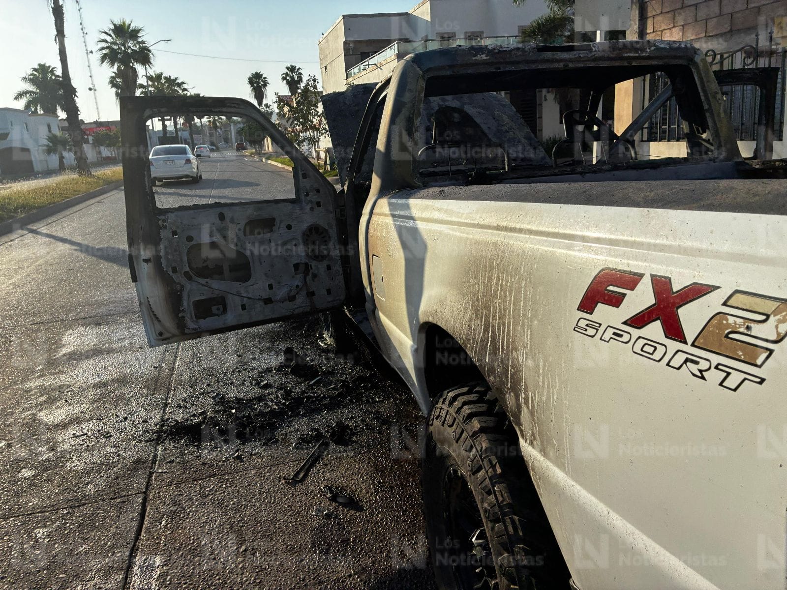 un fuerte incendio consume camioneta en los mochis