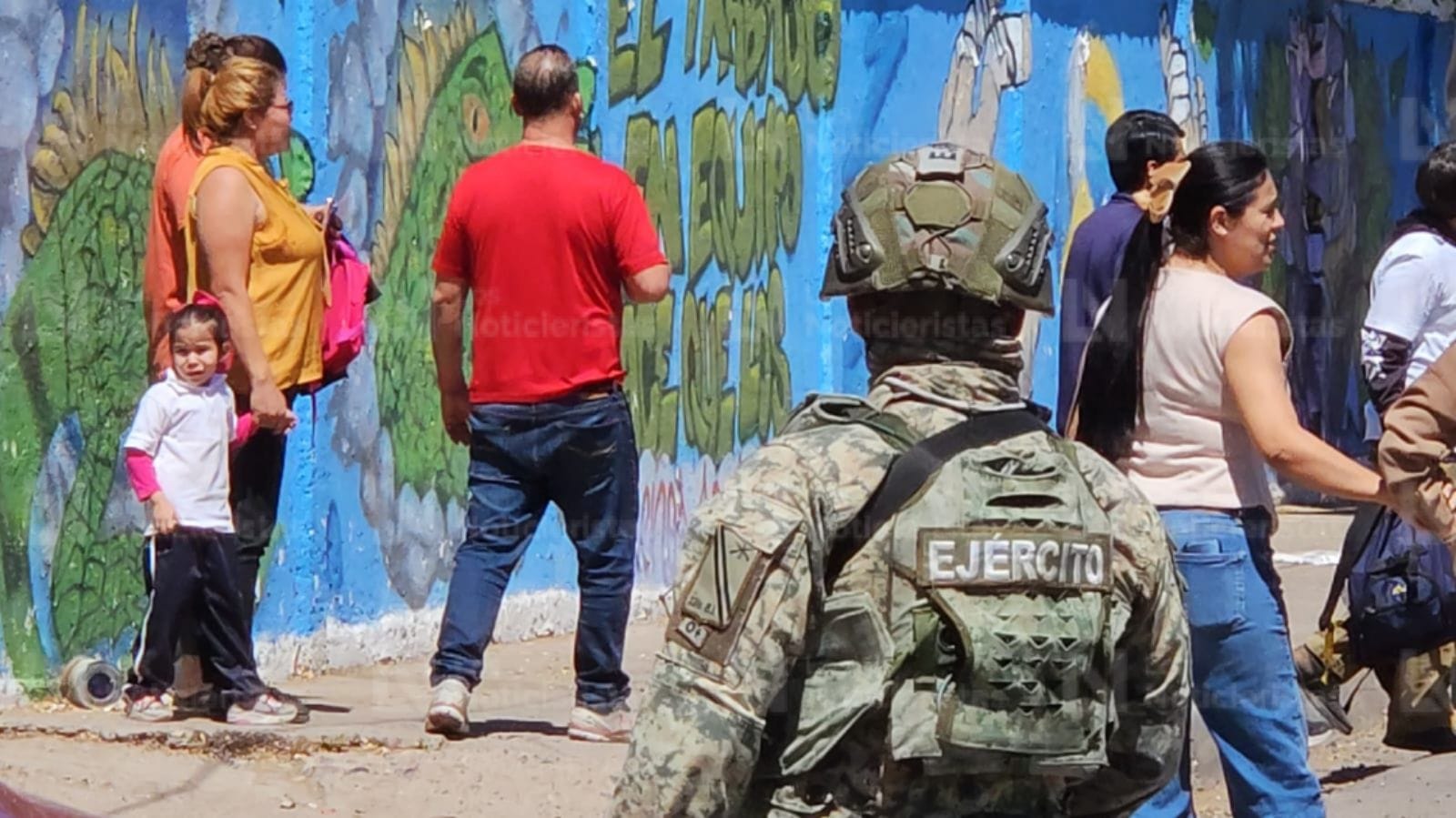 Evacuan a más de 400 alumnos tras fuga de gas en laboratorio de secundaria de Culiacán