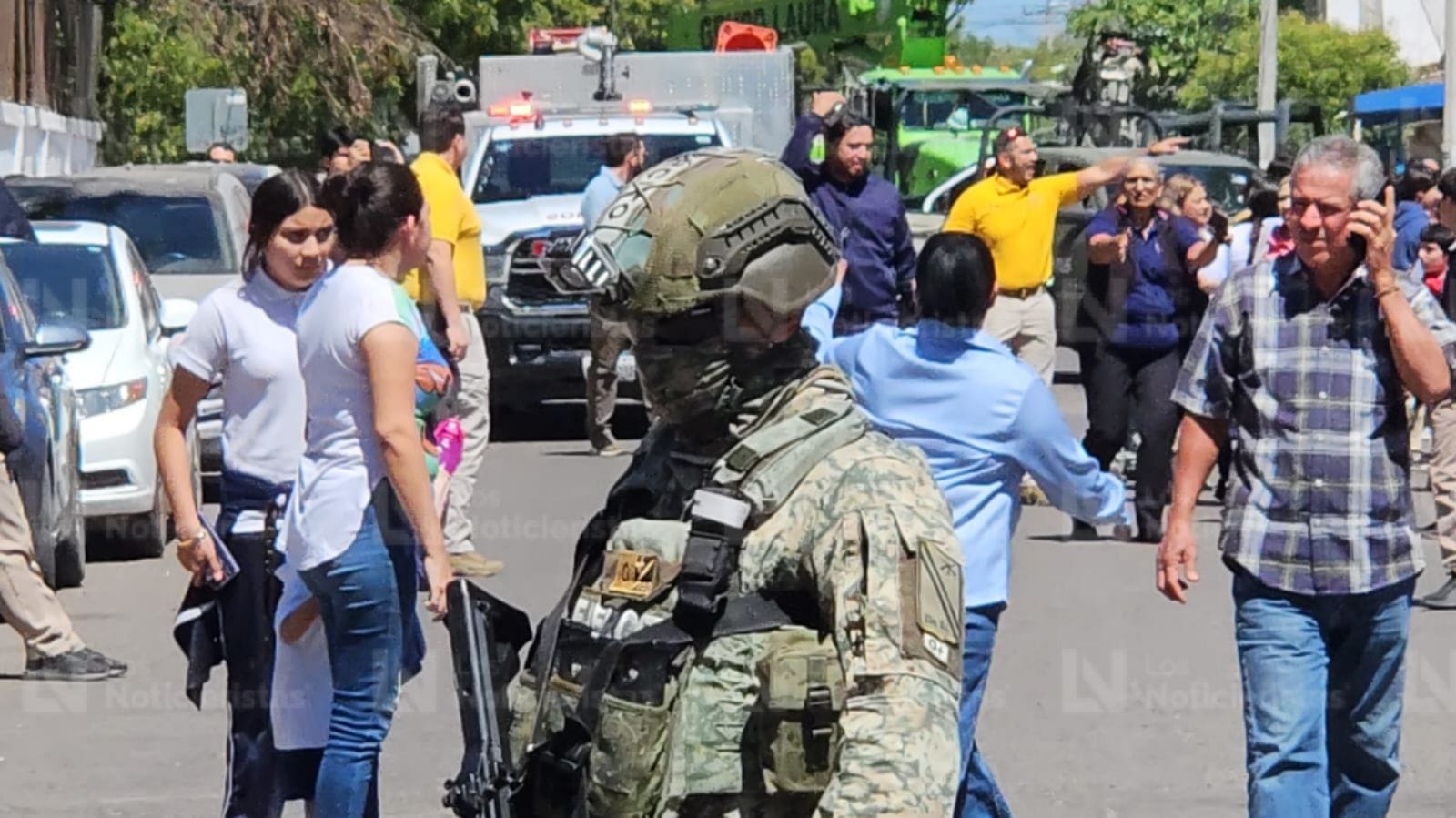 Evacuan a más de 400 alumnos tras fuga de gas en laboratorio de secundaria de Culiacán