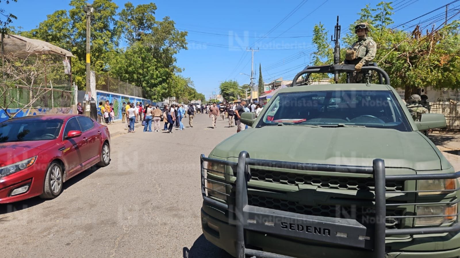 Evacuan a más de 400 alumnos tras fuga de gas en laboratorio de secundaria de Culiacán