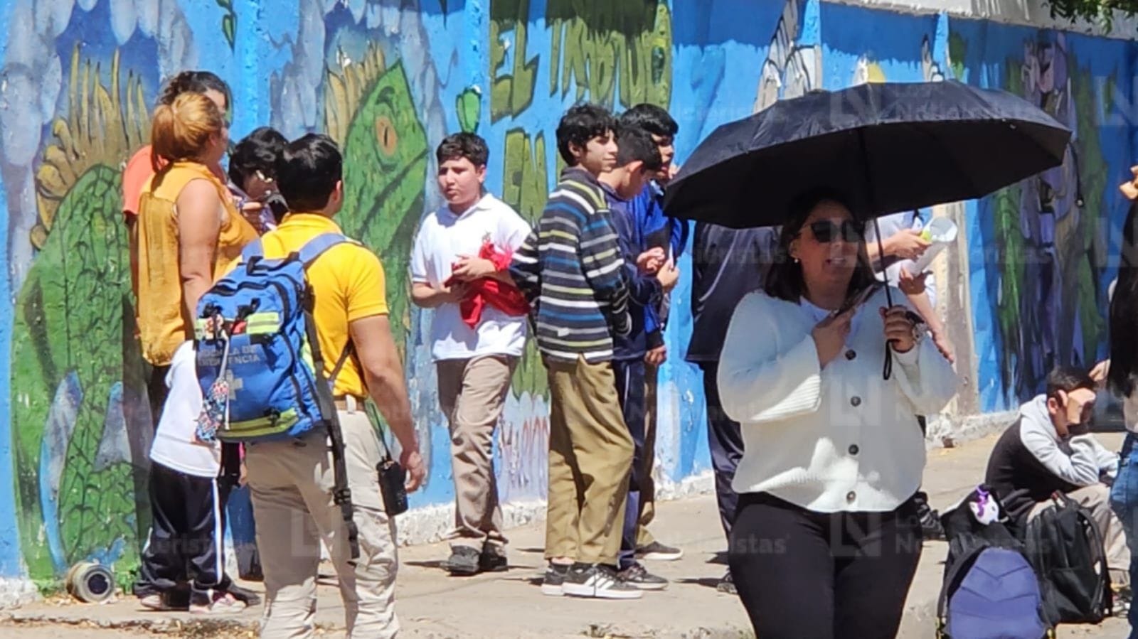 Evacuan a más de 400 alumnos tras fuga de gas en laboratorio de secundaria de Culiacán