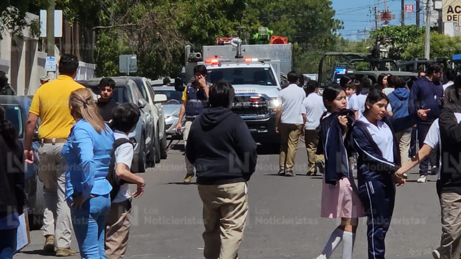 Evacuan a más de 400 alumnos tras fuga de gas en laboratorio de secundaria de Culiacán