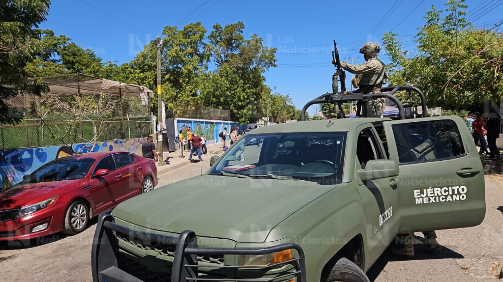 Evacuan a más de 400 alumnos tras fuga de gas en laboratorio de secundaria de Culiacán