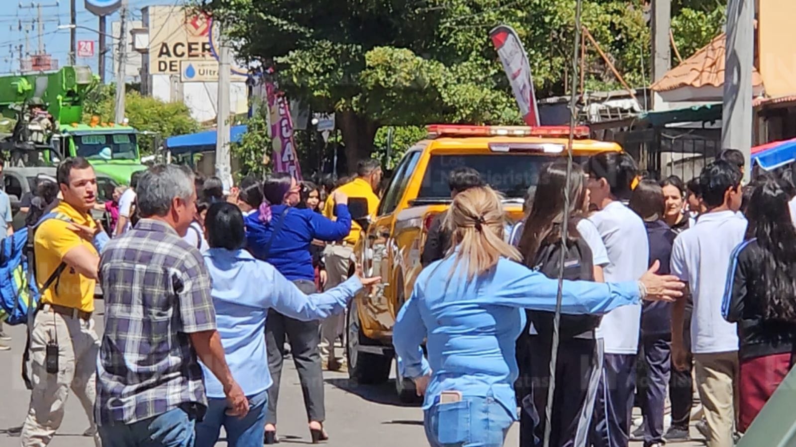 Evacuan a más de 400 alumnos tras fuga de gas en laboratorio de secundaria de Culiacán