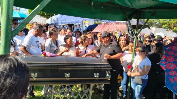 Con palas en alto y el nombre de Rubí en la voz, madres rastreadoras se despiden de su compañera de lucha en Mazatlán