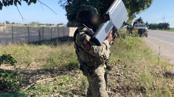 Con un fusil anti-dron, neutralizan 3 drones manejados por la delincuencia organizada, en Navolato, Sinaloa