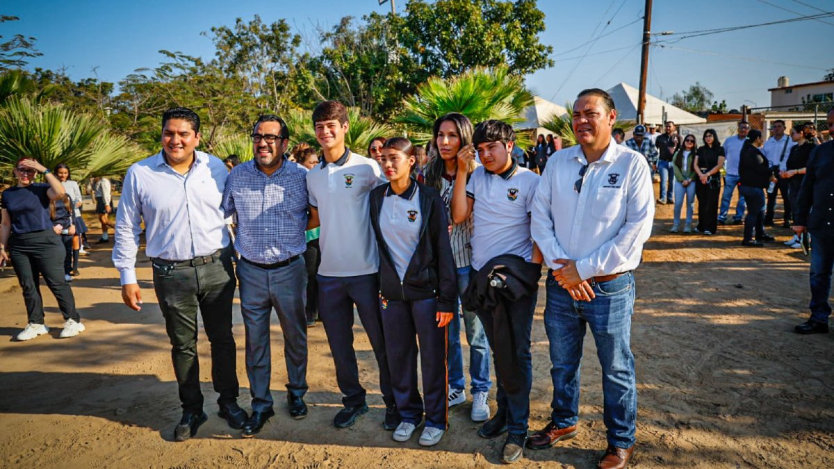 gamez mendivil da banderazo a pavimentacion de calles alrededor de la uas de quila alumnos
