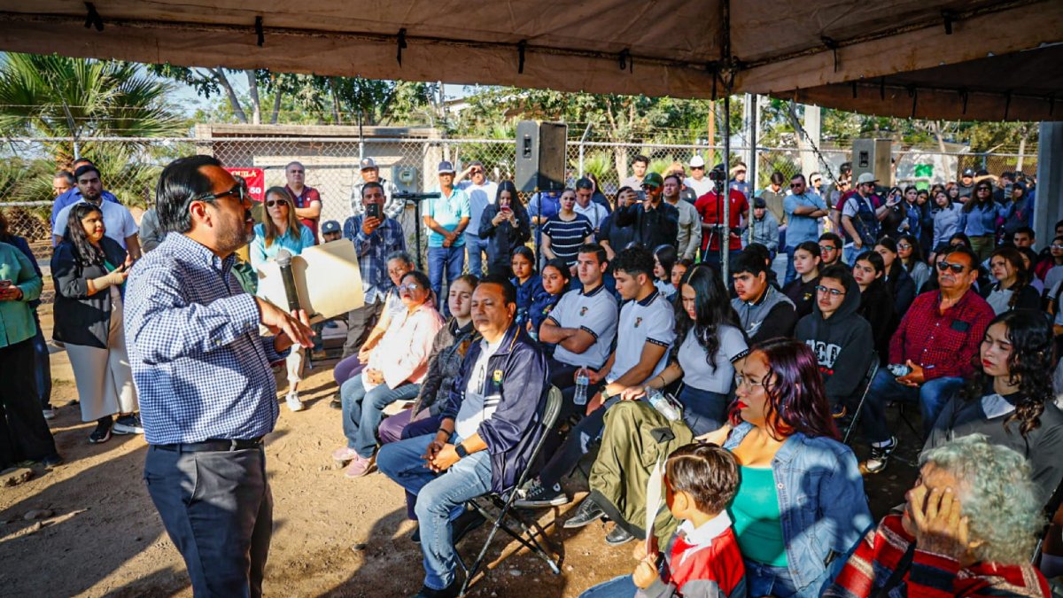 gamez mendivil da banderazo a pavimentacion de calles alrededor de la uas de quila atentos