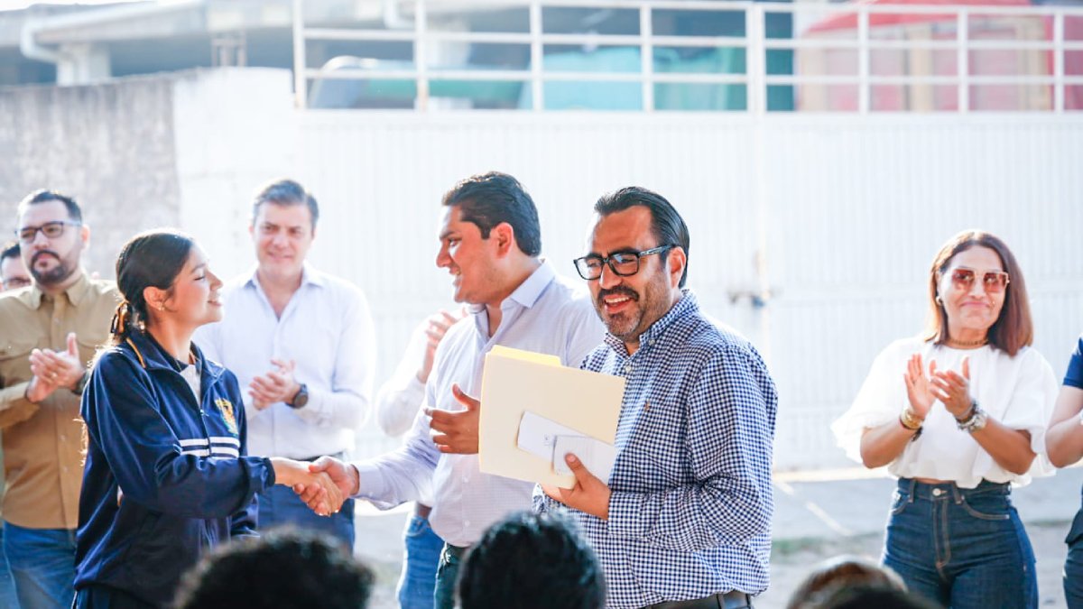 gamez mendivil da banderazo a pavimentacion de calles alrededor de la uas de quila contentos