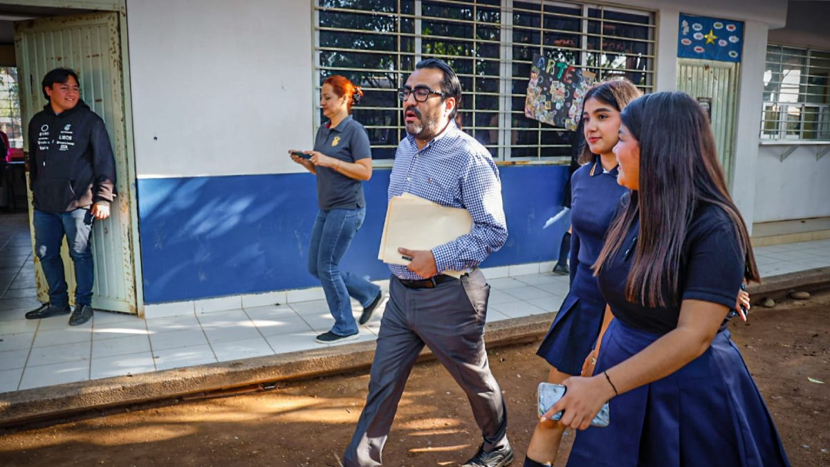 gamez mendivil da banderazo a pavimentacion de calles alrededor de la uas de quila escuelas