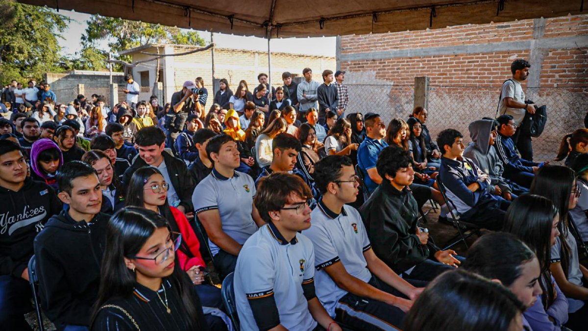 gamez mendivil da banderazo a pavimentacion de calles alrededor de la uas de quila estudiante