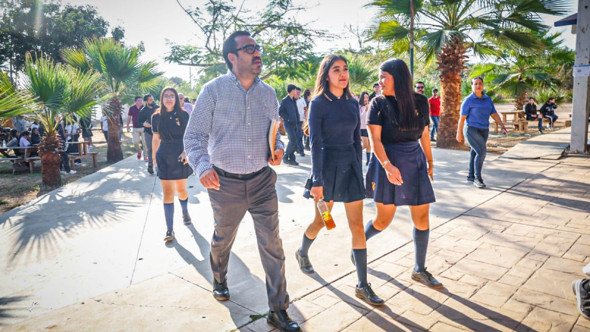 gamez mendivil da banderazo a pavimentacion de calles alrededor de la uas de quila estudiantes