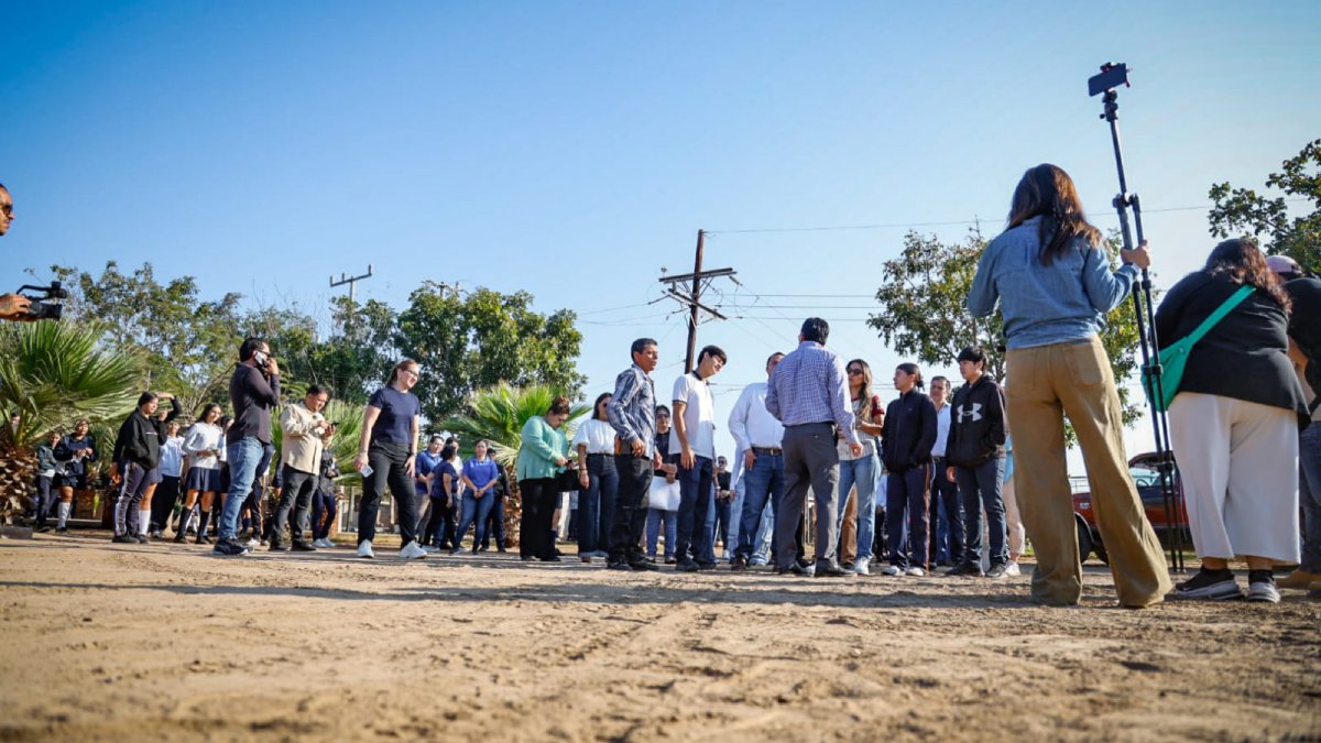 gamez mendivil da banderazo a pavimentacion de calles alrededor de la uas de quila lugar