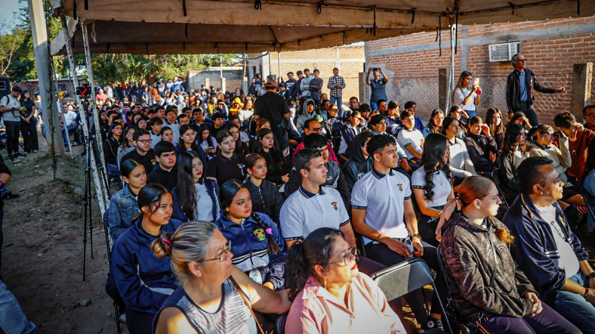 gamez mendivil da banderazo a pavimentacion de calles alrededor de la uas de quila lugares