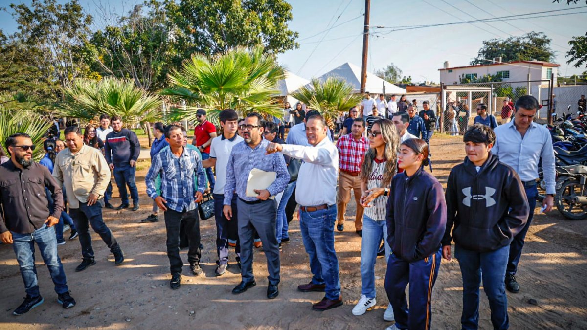 gamez mendivil da banderazo a pavimentacion de calles alrededor de la uas de quila obra