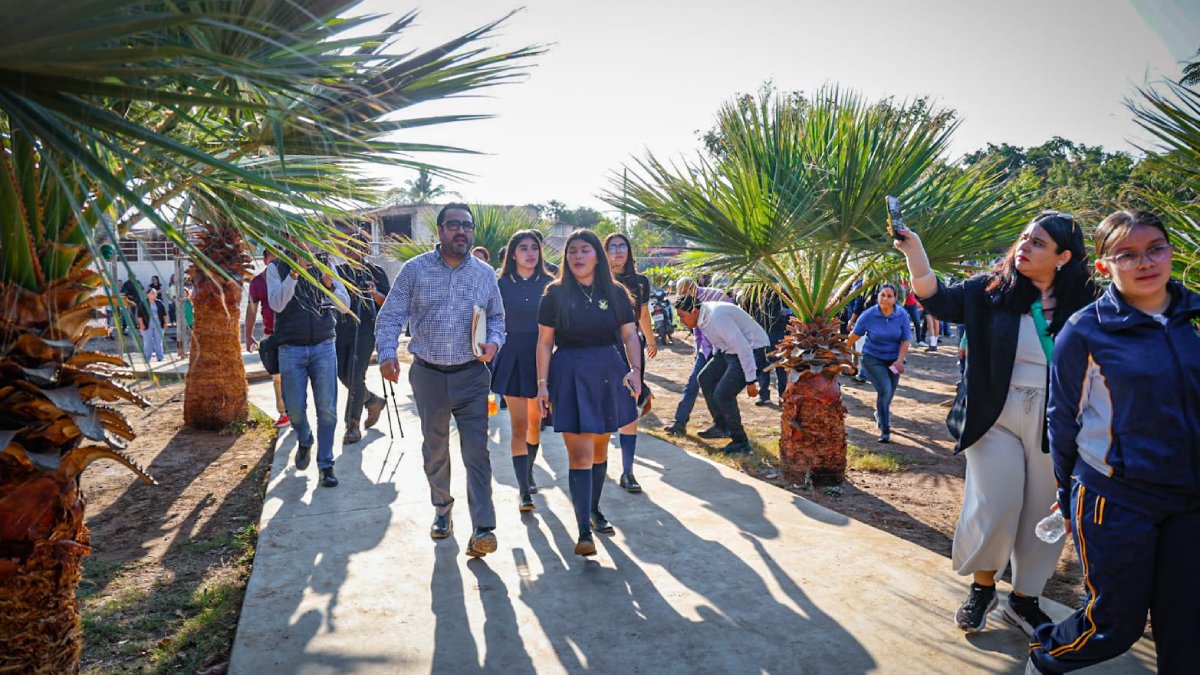 gamez mendivil da banderazo a pavimentacion de calles alrededor de la uas de quila
