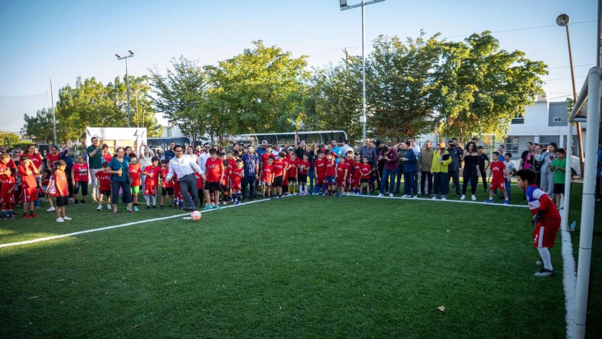 gamez mendivil entrega cancha de futbol en la puerta lugar