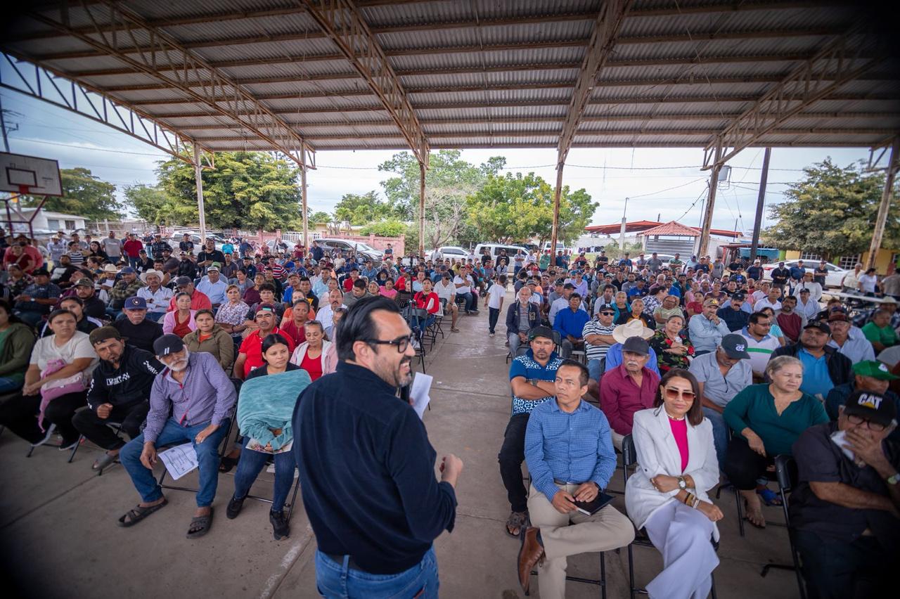 Gámez Mendívil entrega tarjetas de Bienpesca en Cospita, Culiacán